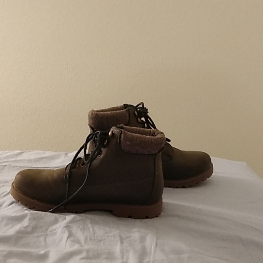 ASHLEY STEWART MILATATRY GREEN ANKLE BOOTS